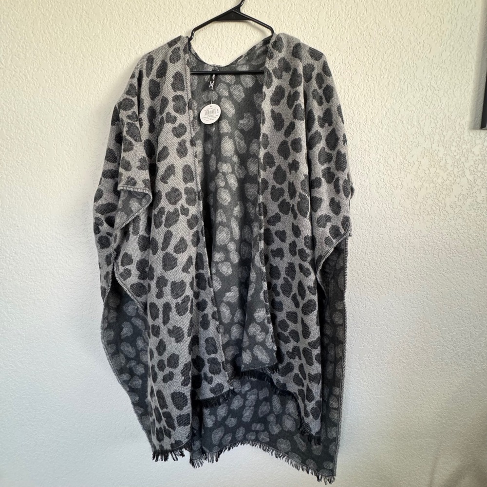 Britt's Knits Wrap Women One Size Gray Snow Leopard Print Fringed‎ Shawl
